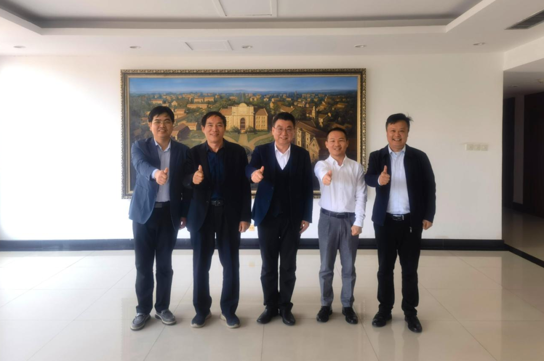 校長(zhǎng)趙同謙與東莞校友會(huì)、廣東校友會(huì)負(fù)責(zé)人座談交流